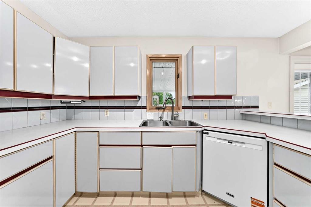 42 Cardiff Drive Nw, Calgary, AB - Indoor Photo Showing Kitchen With Double Sink