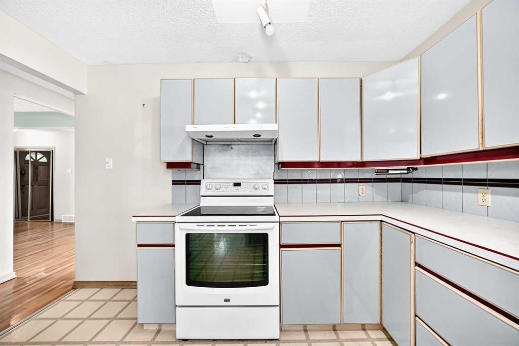 42 Cardiff Drive Nw, Calgary, AB - Indoor Photo Showing Kitchen