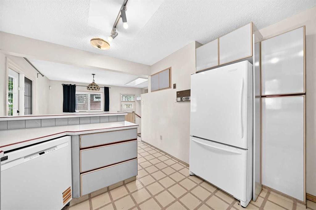 42 Cardiff Drive Nw, Calgary, AB - Indoor Photo Showing Kitchen