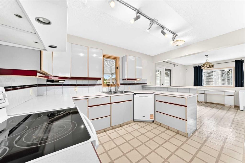 42 Cardiff Drive Nw, Calgary, AB - Indoor Photo Showing Kitchen