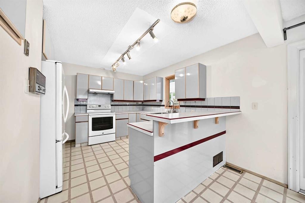 42 Cardiff Drive Nw, Calgary, AB - Indoor Photo Showing Kitchen