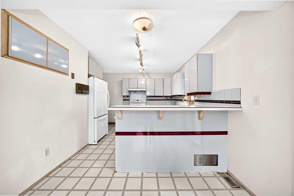42 Cardiff Drive Nw, Calgary, AB - Indoor Photo Showing Kitchen