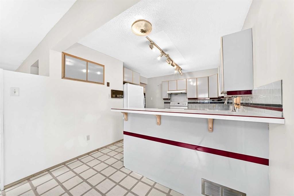 42 Cardiff Drive Nw, Calgary, AB - Indoor Photo Showing Kitchen