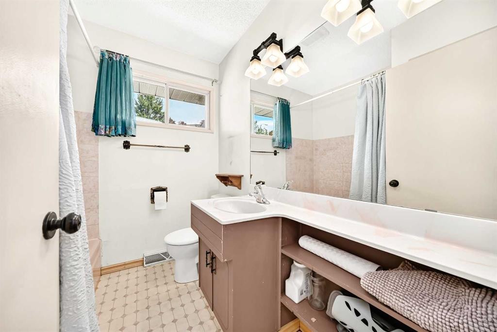 42 Cardiff Drive Nw, Calgary, AB - Indoor Photo Showing Bathroom