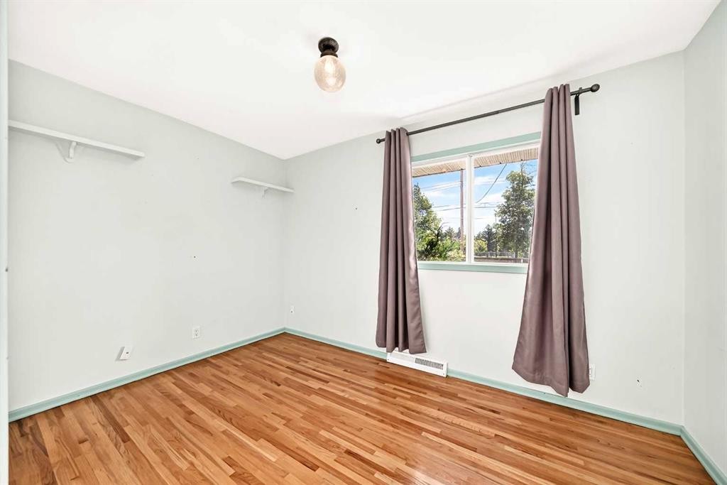 42 Cardiff Drive Nw, Calgary, AB - Indoor Photo Showing Other Room