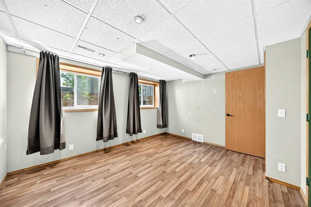 42 Cardiff Drive Nw, Calgary, AB - Indoor Photo Showing Other Room