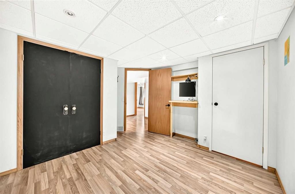 42 Cardiff Drive Nw, Calgary, AB - Indoor Photo Showing Other Room