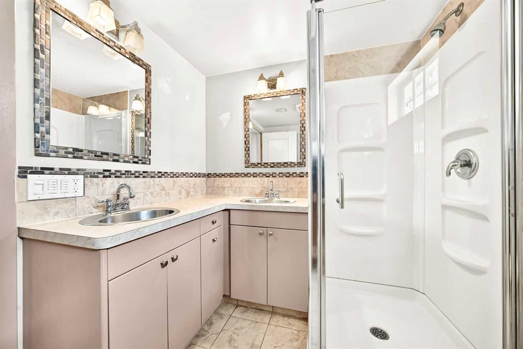 42 Cardiff Drive Nw, Calgary, AB - Indoor Photo Showing Bathroom