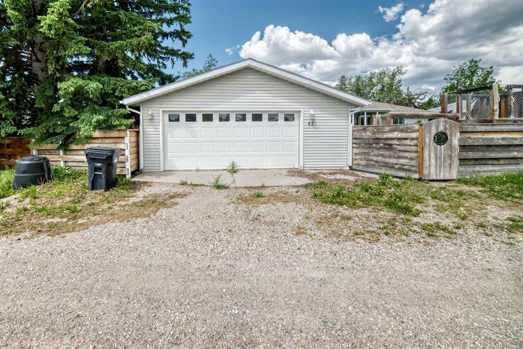 42 Cardiff Drive Nw, Calgary, AB - Outdoor