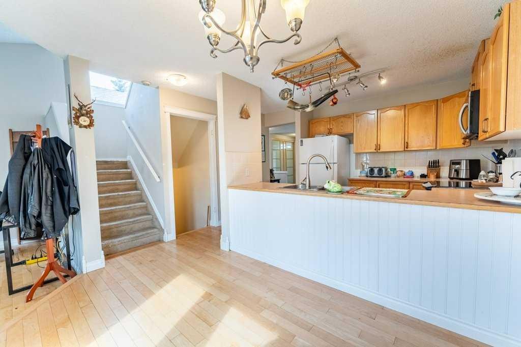 250 Mt Lorette Close Se, Calgary, AB - Indoor Photo Showing Kitchen