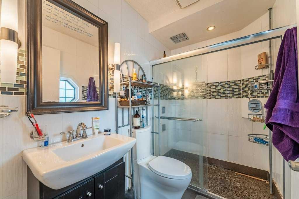 250 Mt Lorette Close Se, Calgary, AB - Indoor Photo Showing Bathroom