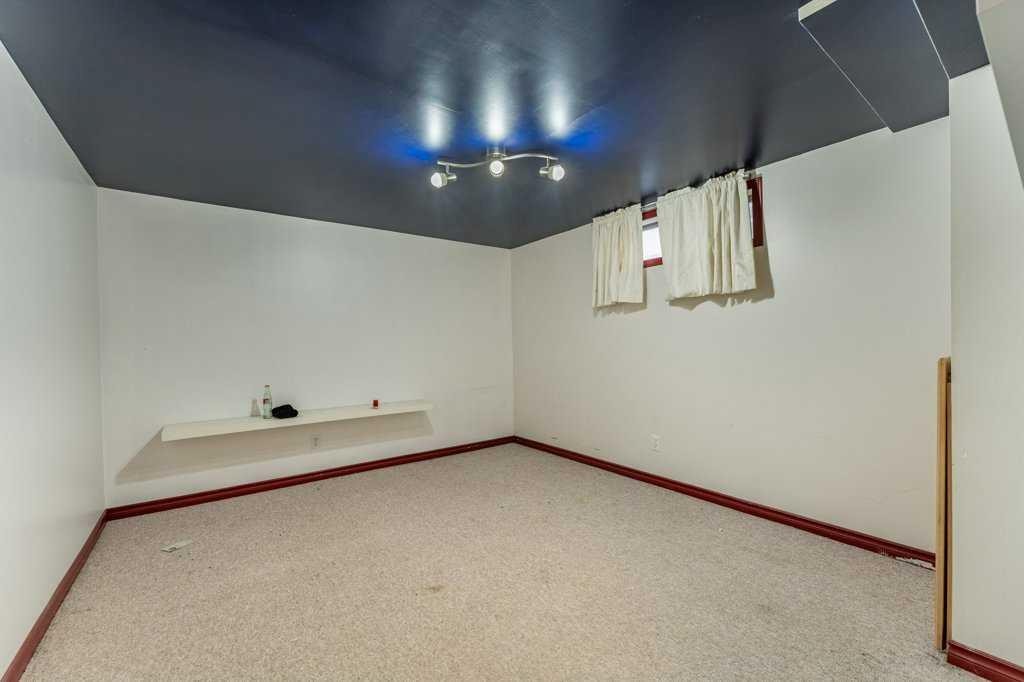 250 Mt Lorette Close Se, Calgary, AB - Indoor Photo Showing Other Room