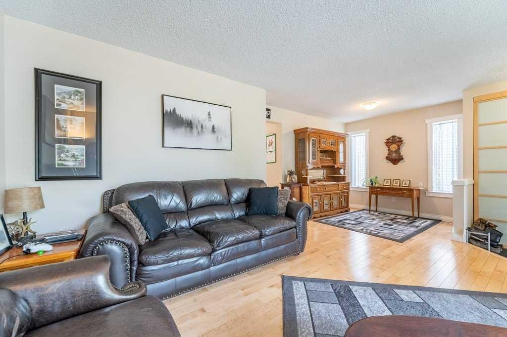 250 Mt Lorette Close Se, Calgary, AB - Indoor Photo Showing Living Room