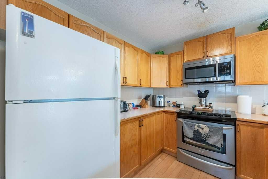 250 Mt Lorette Close Se, Calgary, AB - Indoor Photo Showing Kitchen