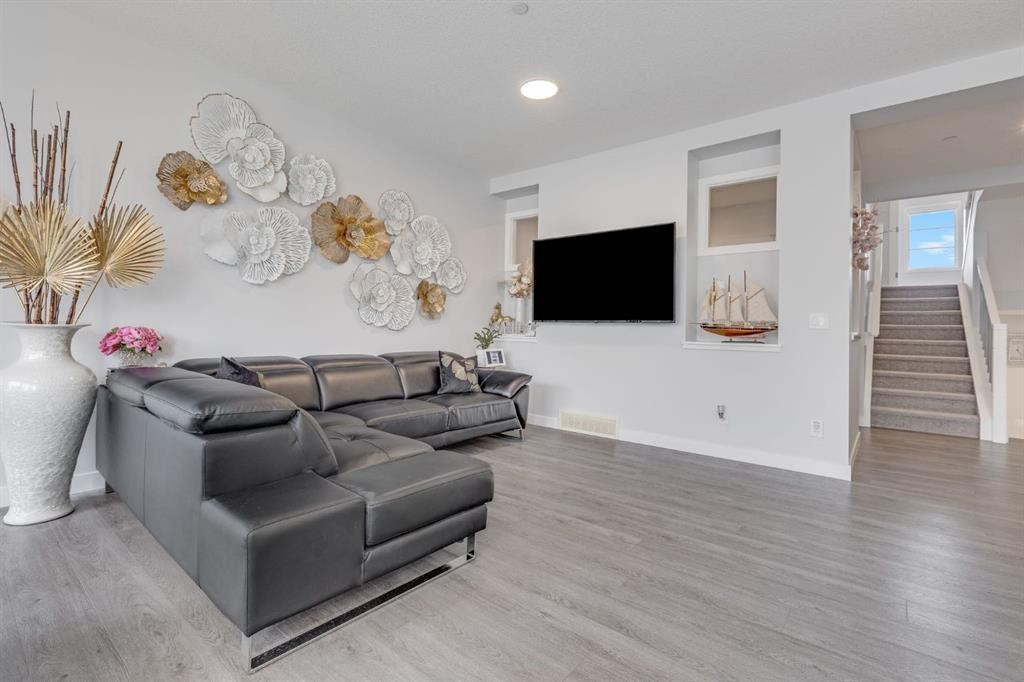 107 Howse Road Ne, Calgary, AB - Indoor Photo Showing Living Room