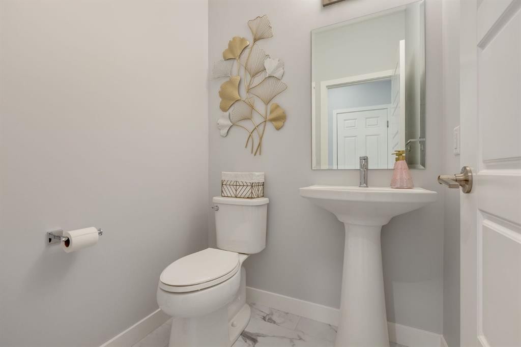 107 Howse Road Ne, Calgary, AB - Indoor Photo Showing Bathroom