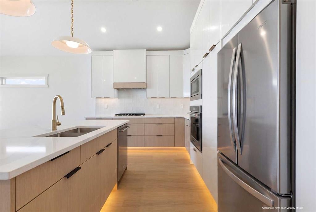 24 St Andrews Close, Lyalta, AB - Indoor Photo Showing Kitchen With Stainless Steel Kitchen With Double Sink With Upgraded Kitchen
