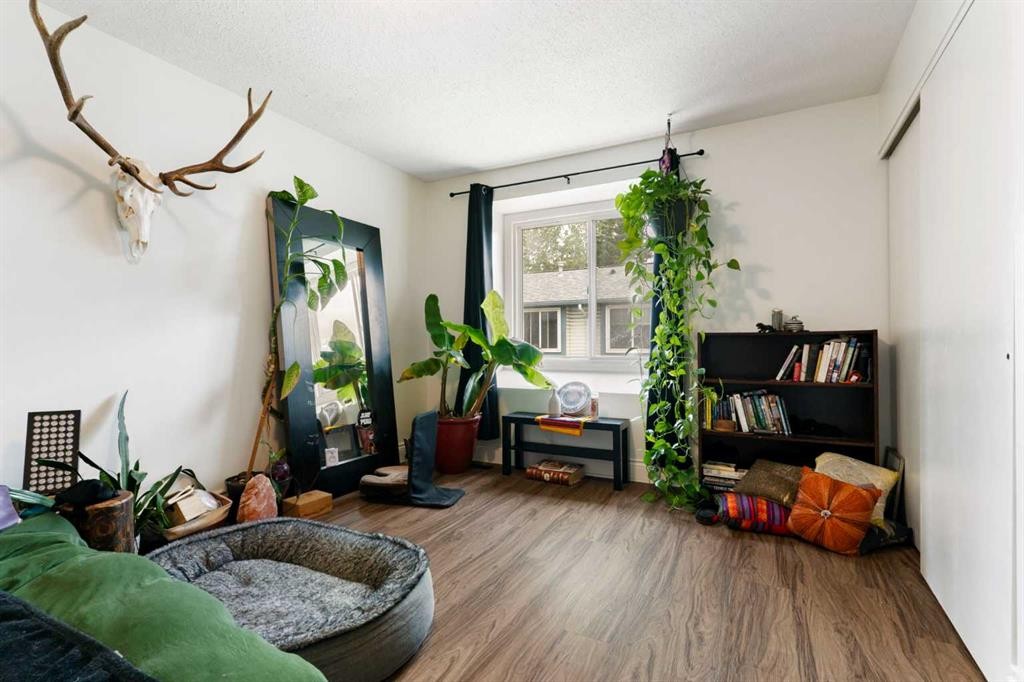 11-4810 40 Avenue Sw, Calgary, AB
