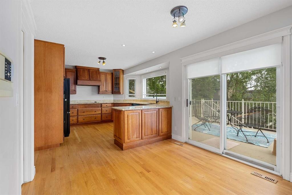 112 Hawkford Crescent Nw, Calgary, AB - Indoor Photo Showing Other Room