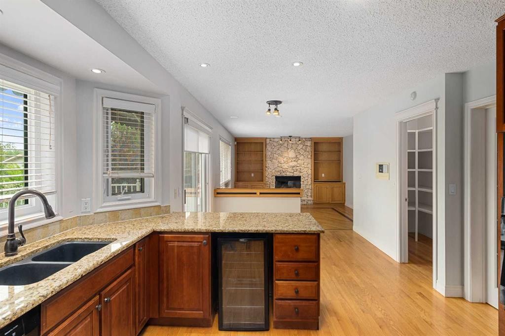 112 Hawkford Crescent Nw, Calgary, AB - Indoor Photo Showing Kitchen With Double Sink