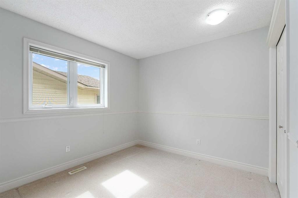112 Hawkford Crescent Nw, Calgary, AB - Indoor Photo Showing Other Room