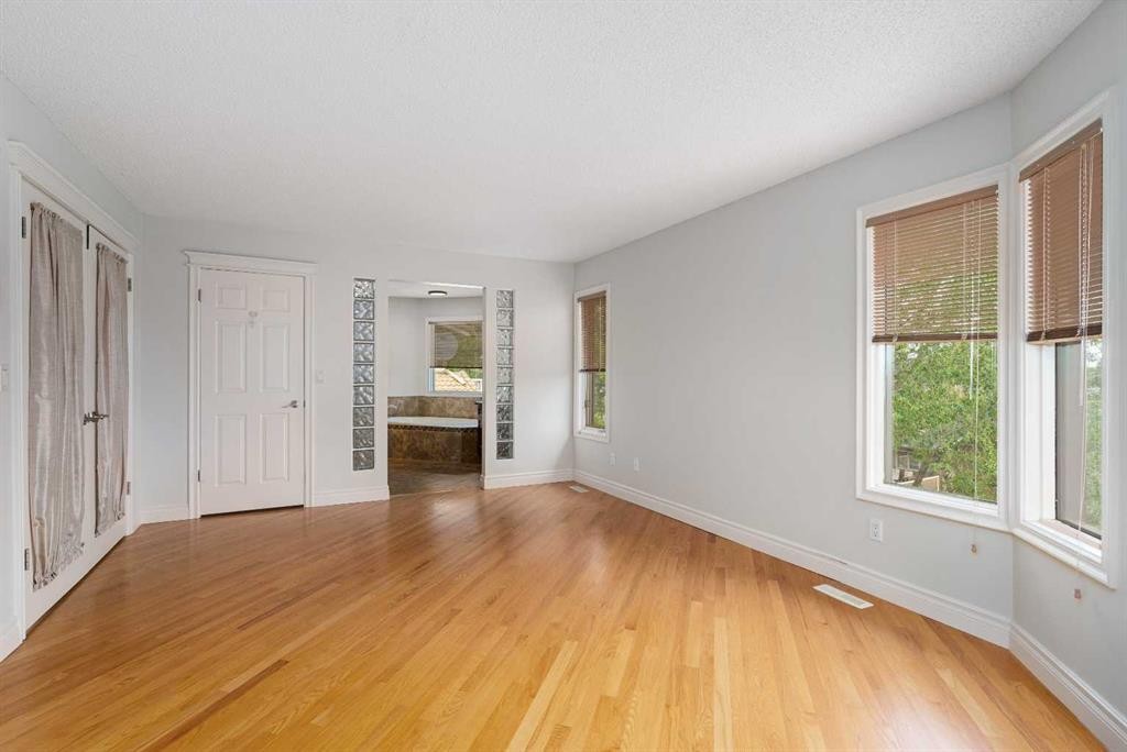 112 Hawkford Crescent Nw, Calgary, AB - Indoor Photo Showing Other Room