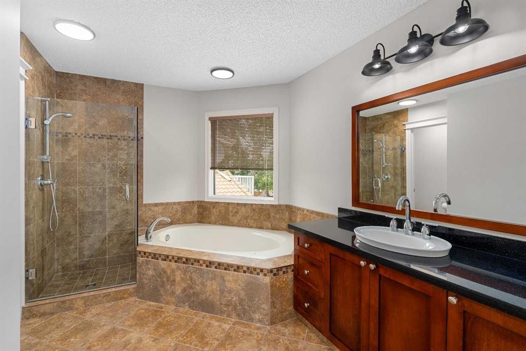 112 Hawkford Crescent Nw, Calgary, AB - Indoor Photo Showing Bathroom