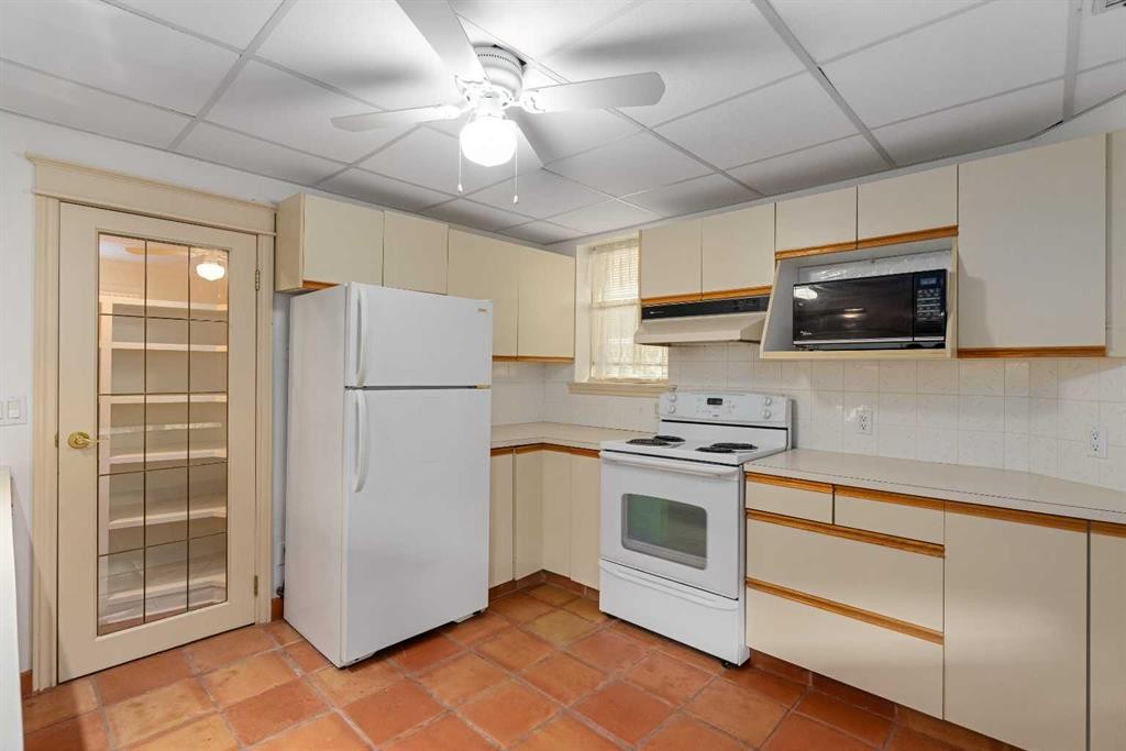 112 Hawkford Crescent Nw, Calgary, AB - Indoor Photo Showing Kitchen