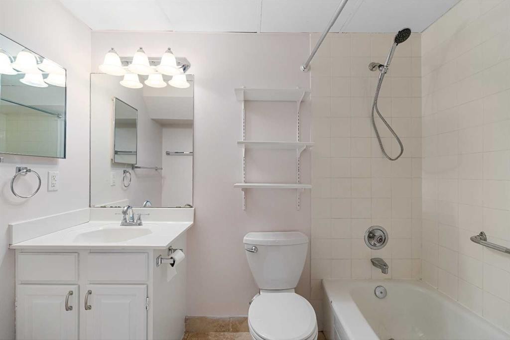 112 Hawkford Crescent Nw, Calgary, AB - Indoor Photo Showing Bathroom