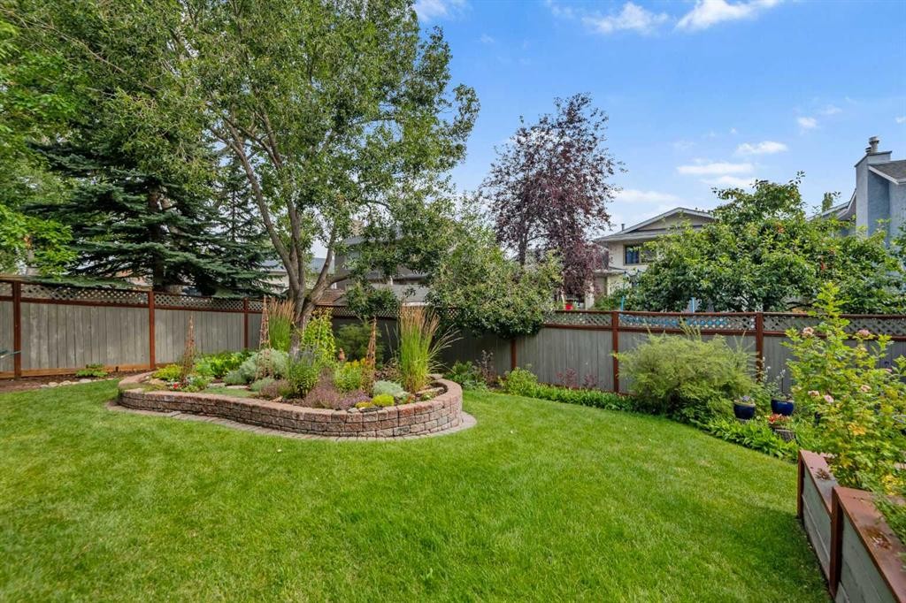 112 Hawkford Crescent Nw, Calgary, AB - Outdoor With Backyard