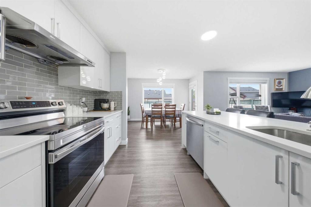 19 Martha'S Meadow Close, Calgary, AB - Indoor Photo Showing Kitchen With Upgraded Kitchen