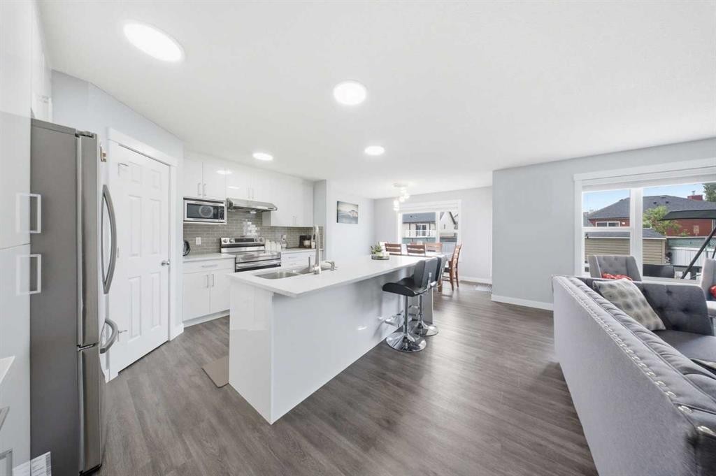 19 Martha'S Meadow Close, Calgary, AB - Indoor Photo Showing Kitchen