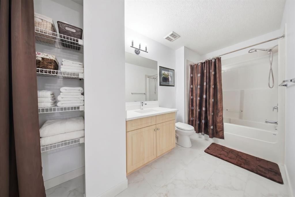 19 Martha'S Meadow Close, Calgary, AB - Indoor Photo Showing Bathroom