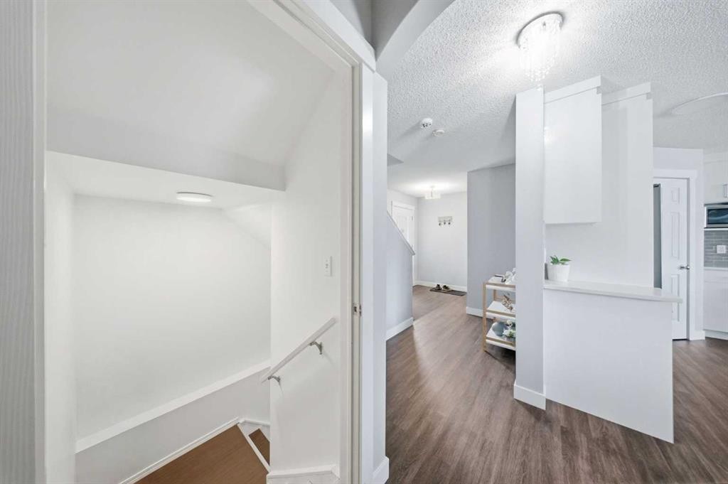 19 Martha'S Meadow Close, Calgary, AB - Indoor Photo Showing Other Room