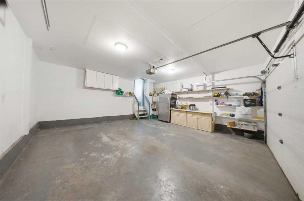 19 Martha'S Meadow Close, Calgary, AB - Indoor Photo Showing Garage