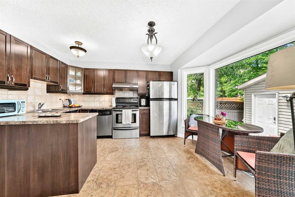 63 Strathcona Crescent Sw, Calgary, AB