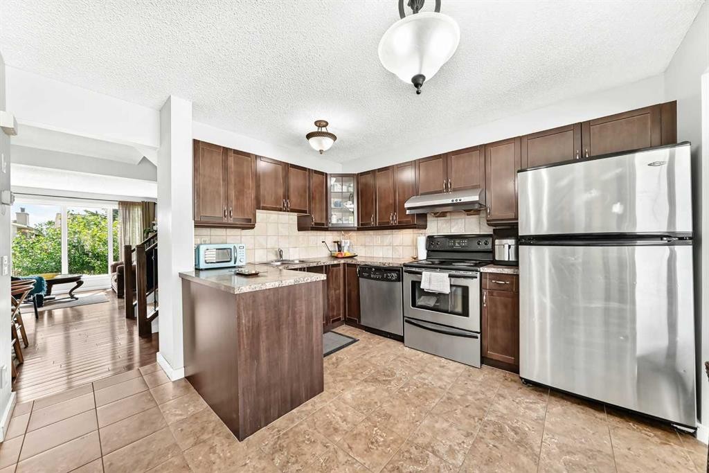 63 Strathcona Crescent Sw, Calgary, AB