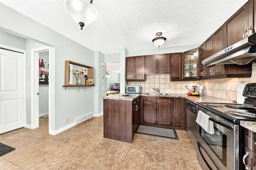 63 Strathcona Crescent Sw, Calgary, AB