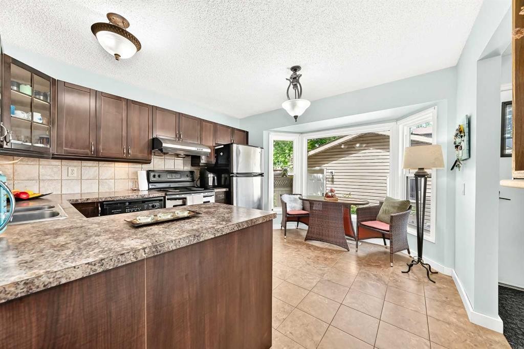 63 Strathcona Crescent Sw, Calgary, AB