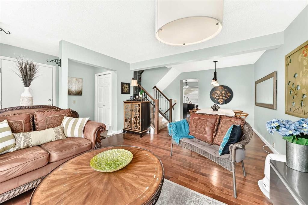63 Strathcona Crescent Sw, Calgary, AB