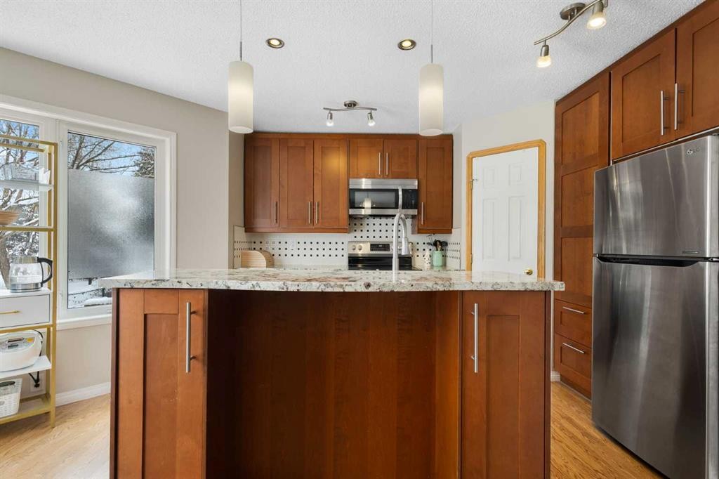 136 Douglas Glen Heath Se, Calgary, AB - Indoor Photo Showing Kitchen With Upgraded Kitchen