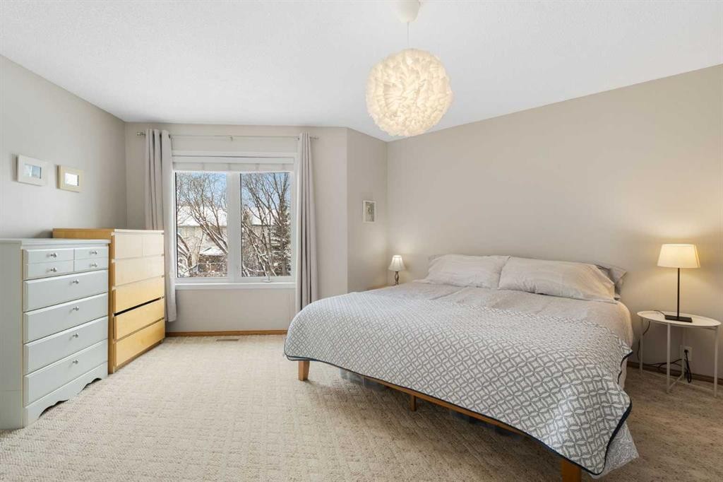 136 Douglas Glen Heath Se, Calgary, AB - Indoor Photo Showing Bedroom