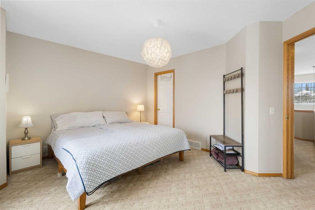136 Douglas Glen Heath Se, Calgary, AB - Indoor Photo Showing Bedroom