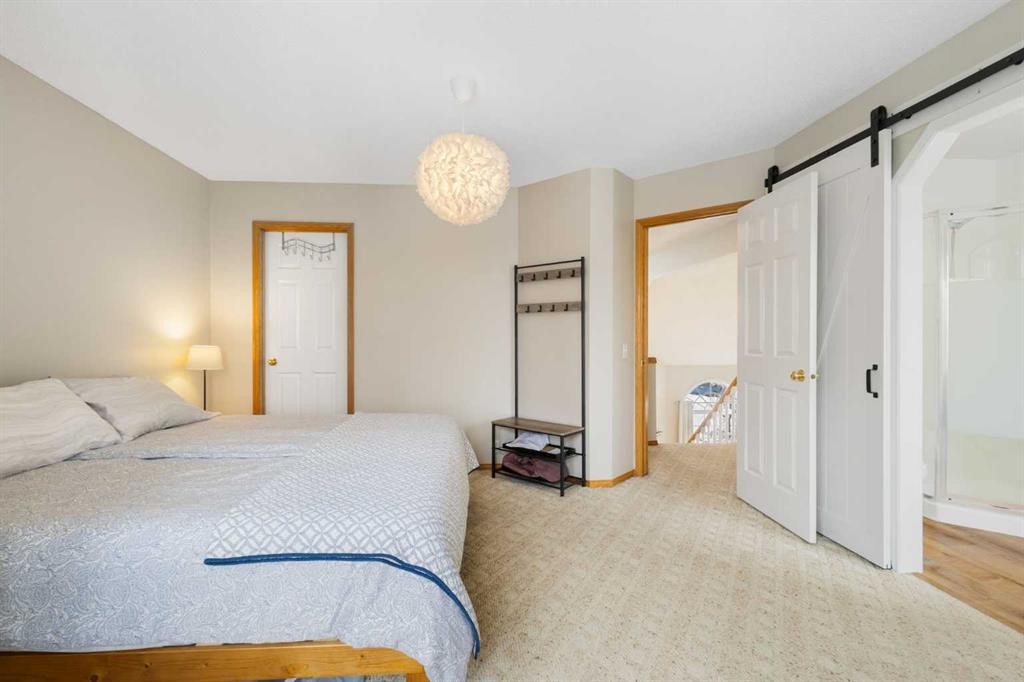 136 Douglas Glen Heath Se, Calgary, AB - Indoor Photo Showing Bedroom