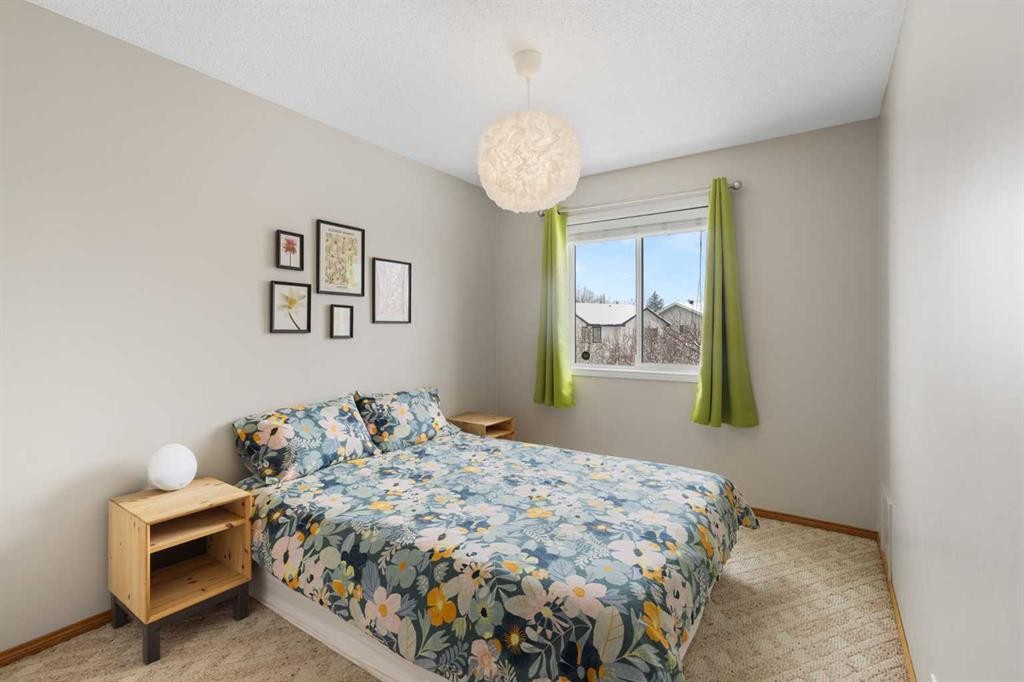 136 Douglas Glen Heath Se, Calgary, AB - Indoor Photo Showing Bedroom