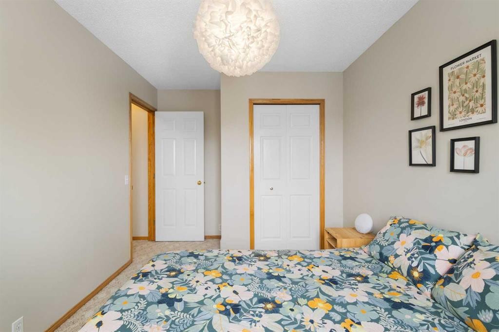 136 Douglas Glen Heath Se, Calgary, AB - Indoor Photo Showing Bedroom