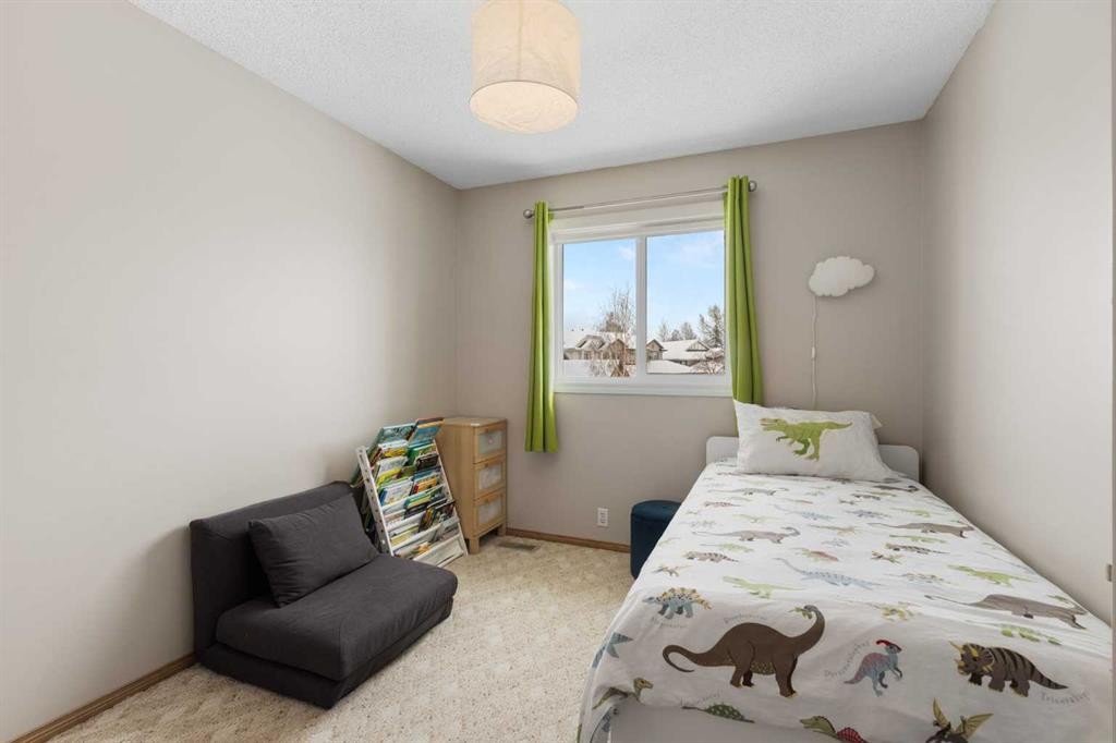 136 Douglas Glen Heath Se, Calgary, AB - Indoor Photo Showing Bedroom