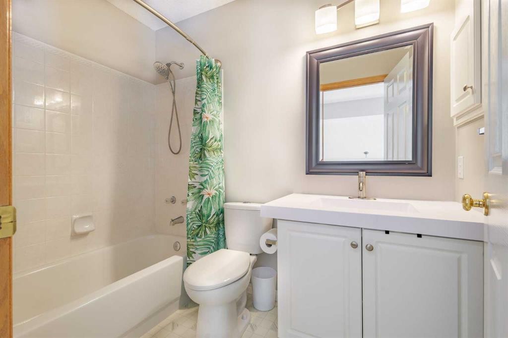 136 Douglas Glen Heath Se, Calgary, AB - Indoor Photo Showing Bathroom