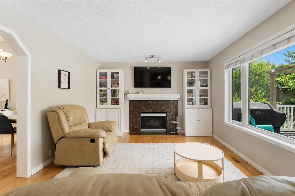 136 Douglas Glen Heath Se, Calgary, AB - Indoor Photo Showing Living Room With Fireplace