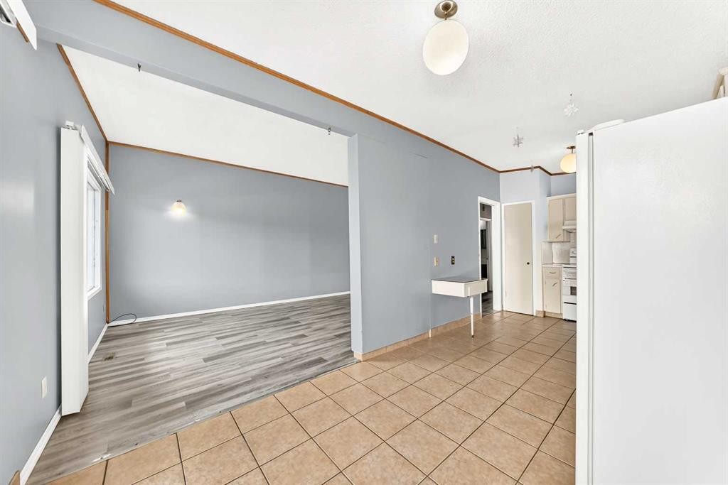 6329 Centre Street Nw, Calgary, AB - Indoor Photo Showing Other Room